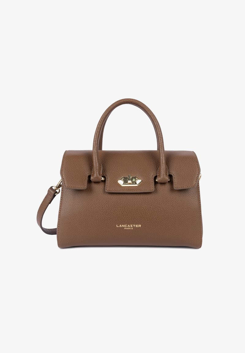 Borsa a mano in pelle marrone con texture, due manici, chiusura con clasp dorato, tracolla rimovibile e logo "Lancaster Paris" sul davanti.