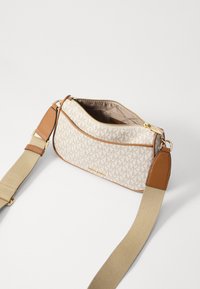 MICHAEL Michael Kors JET SET BODY STRAP - Skuldertasker - vanilla