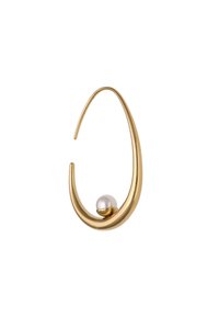 Arany színű karika fülbevaló ívelt formával, amelynek alján egy fehér gyöngy található, hangsúlyozva a sima textúrát és az elegáns formát.