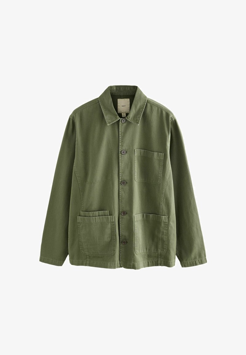 Veste vert olive en coton avec un devant à boutons, un col pointu et quatre poches. Présente une coupe décontractée et une texture douce.