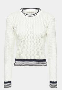 Weißer Strickpullover mit strukturiertem Muster, rundem Halsausschnitt und navyblauen Streifenakzenten am Kragen und Saum. Mit langen Ärmeln.