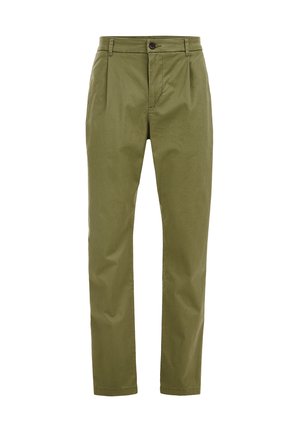 Pantalones verde oliva hechos de tejido plano, con pliegues en la parte delantera, cierre de botón y pierna recta. Textura suave sin patrones.