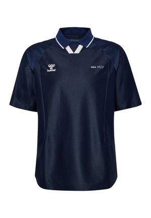Granatowa sportowa koszulka z krótkimi rękawami, białe paski na kołnierzu, logo "hummel" po lewej stronie klatki piersiowej oraz tekst "since 1923" po prawej stronie klatki piersiowej.