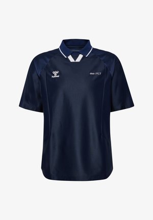 Mørkeblå sports T-shirt med korte ærmer, hvide kravestriber, "hummel" logo på venstre bryst og "since 1923" tekst på højre bryst.