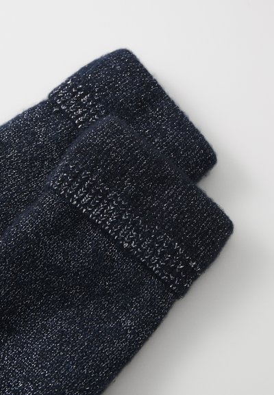 Chaussettes bleu marine foncé avec une finition texturée, présentant une bordure côtelée et de fins fils métalliques tissés tout au long pour plus de détails.