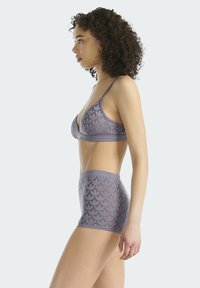 Šedá vzorovaná podprsenka a odpovídající kalhotky typu boyshorts mají geometrický listový vzor a hladkou texturu. Podprsenka má nastavitelné ramínka a obvod.