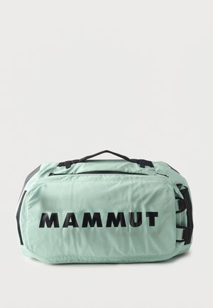 Ανοιχτοπράσινη σάκος duffel με μαύρες λαβές και μεγάλο λογότυπο "MAMMUT" στην μπροστινή τσέπη, σε λευκό φόντο.