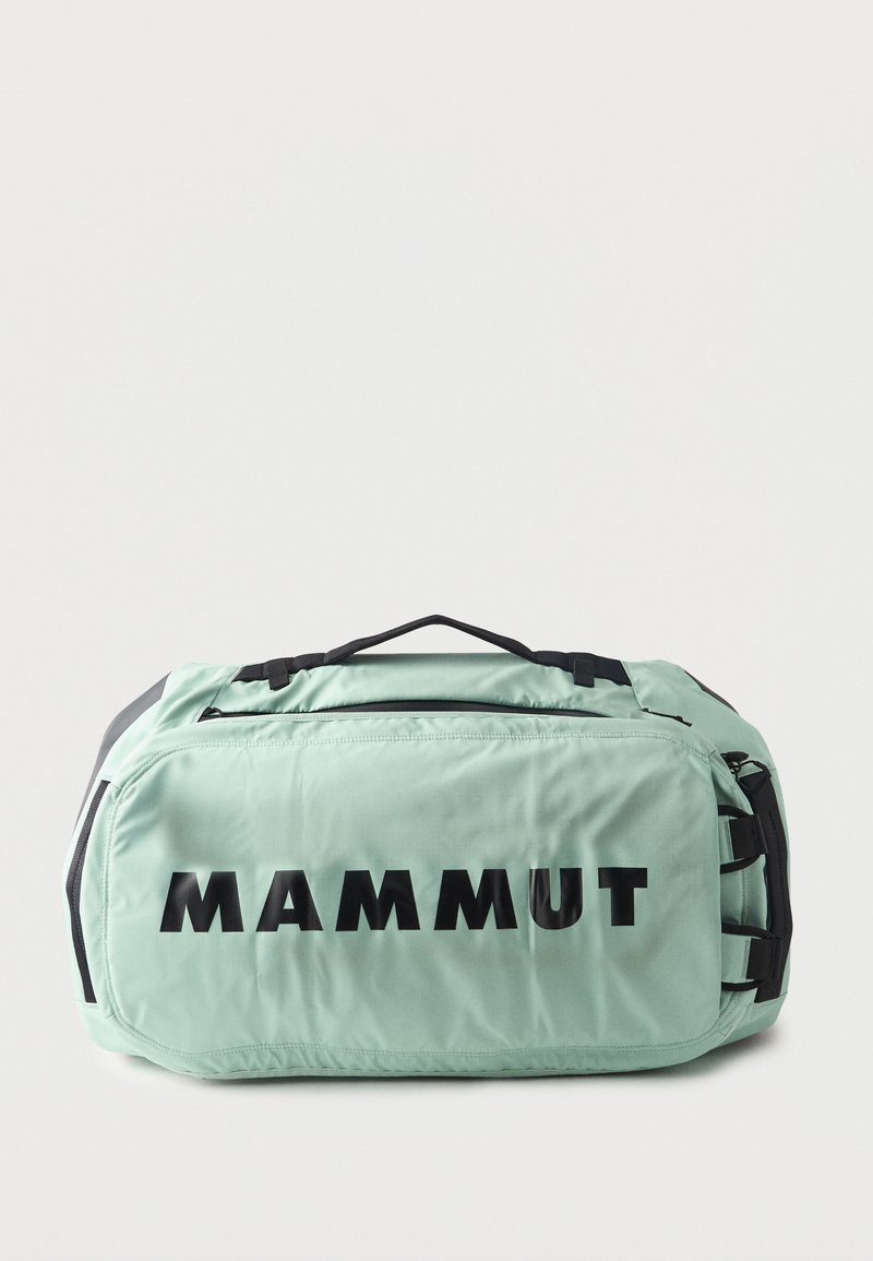 Ανοιχτοπράσινη σάκος duffel με μαύρες λαβές και μεγάλο λογότυπο "MAMMUT" στην μπροστινή τσέπη, σε λευκό φόντο.