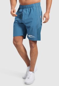 Pantalones cortos deportivos para hombre en azul, hechos de material ligero, con una cinturilla elástica, bolsillos laterales y un acento de logo blanco en el muslo.