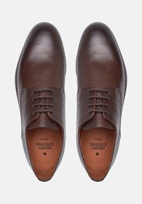 Braune Lederdressschuhe mit einer glatten Oberfläche, Schnürdesign, runden Zehen, dezenten Nähten und beigen Leder-Einlegesohlen.