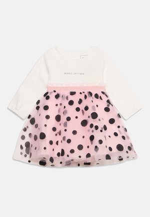 Hvid langærmet babykjole med lyserødt tylskørt med polkaprikker og lyserødt bånd om taljen, med teksten "Marc Jacobs" på brystet.