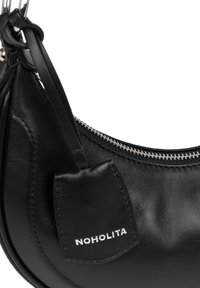 Borsa a tracolla nera in pelle con forma curva, zip argentata e un'etichetta con la scritta "NOHOLITA." Texture liscia con minimi accessori hardware.
