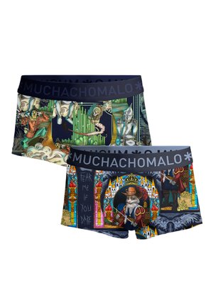 Dos pares de bóxers coloridos con estampados de estilo fantástico, con un león, un gato vestido de mosquetero, un espantapájaros y un hombre de hojalata.