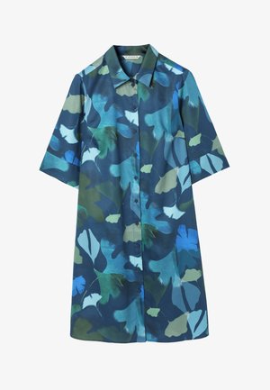 Košeľové šaty s krátkymi rukávmi a golierom, so vzorom abstraktných listov v modrej a zelenej farbe.