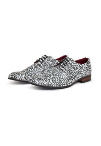 Witte leren schoenen met zwarte abstracte spiraalpatronen, ronde neus en donkerbruine accenten op de hak. Zes oogjes veterschoen ontwerp.