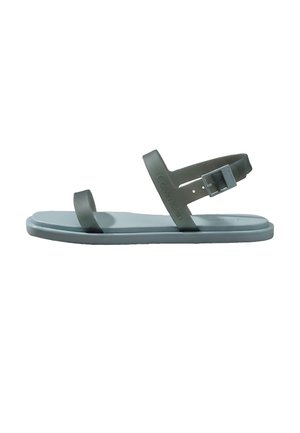 Minimalistyczny szary sandał z dwoma paseczkami: jednym na palcach i drugim wokół kostki z klamrą, płaska podeszwa, na pasku widoczne logo Calvin Klein.