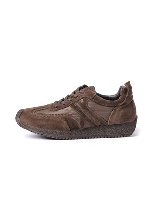 Sneaker casual marrone in camoscio e tessuto con lacci frontali e suola in gomma scolpita, mostrata di profilo su sfondo bianco.