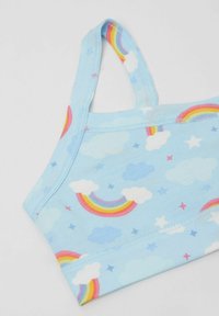 Svetle modrá tílko s vzorem duhy a mraků, tenkými ramínky a hladkým, elastickým materiálem. Doplněno hvězdami.