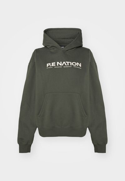 Felpa verde oliva con tasca a marsupio frontale, polsini a coste e un grande logo bianco con la scritta "P.E NATION" sulla parte frontale. Tessuto morbido.
