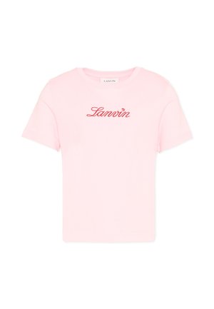 Svetlo roza kratka majica s rdečim napisom "Lanvin" na sredini prsnega koša in okroglim izrezom za vrat.