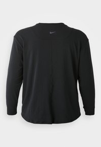 Fekete, hosszú ujjú póló kerek nyakkivágással, a hátán egy diszkrét Nike logóval, puha anyagból készült, laza szabással.