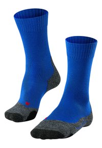 Calcetines azules con puños acanalados, talones y puntas reforzados en gris, y un logo de acento rojo. Fabricados con un material suave y elástico.