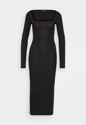 Fekete bordázott, hosszú ujjú ruha négyzet alakú nyakkivágással és testhez simuló fazonnal, mely a térd közepéig ér.