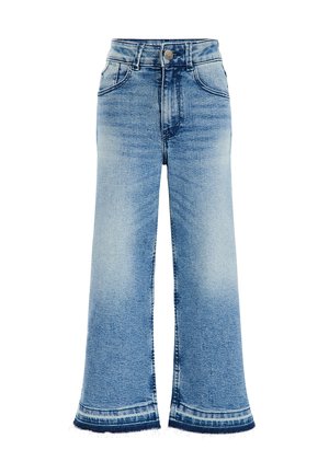 Blauwe high-waist wijde pijpen jeans met een knoopsluiting, voorzakken en rafelige zomen op een witte achtergrond.