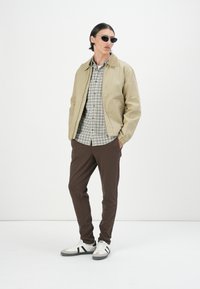 Only & Sons ONSMARK SLIM PANT - Pantalones chinos - coffee bean