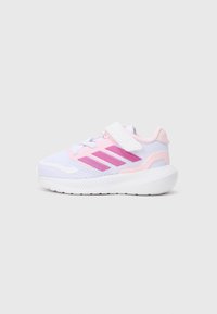 Scarpa sportiva bianca con dettagli rosa, tomaia in mesh e cinturino in Velcro. Presenta tre strisce rosa e una suola texturizzata per una migliore aderenza.