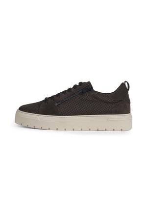Donkerbruine lage sneaker met getextureerde zijkanten, zwart ritssluitingdetail, veters aan de voorkant en dikke beige zool.