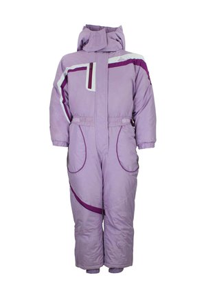 Combinaison de neige d'hiver une pièce violet clair avec capuche, fermeture éclair frontale, taille et poignets élastiques, et accents violet foncé et blanc.