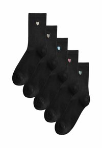 Conjunto de calcetines negros que incluye cinco pares, cada uno con un pequeño corazón bordado en varios colores pastel: beige, azul claro, rosa y verde.