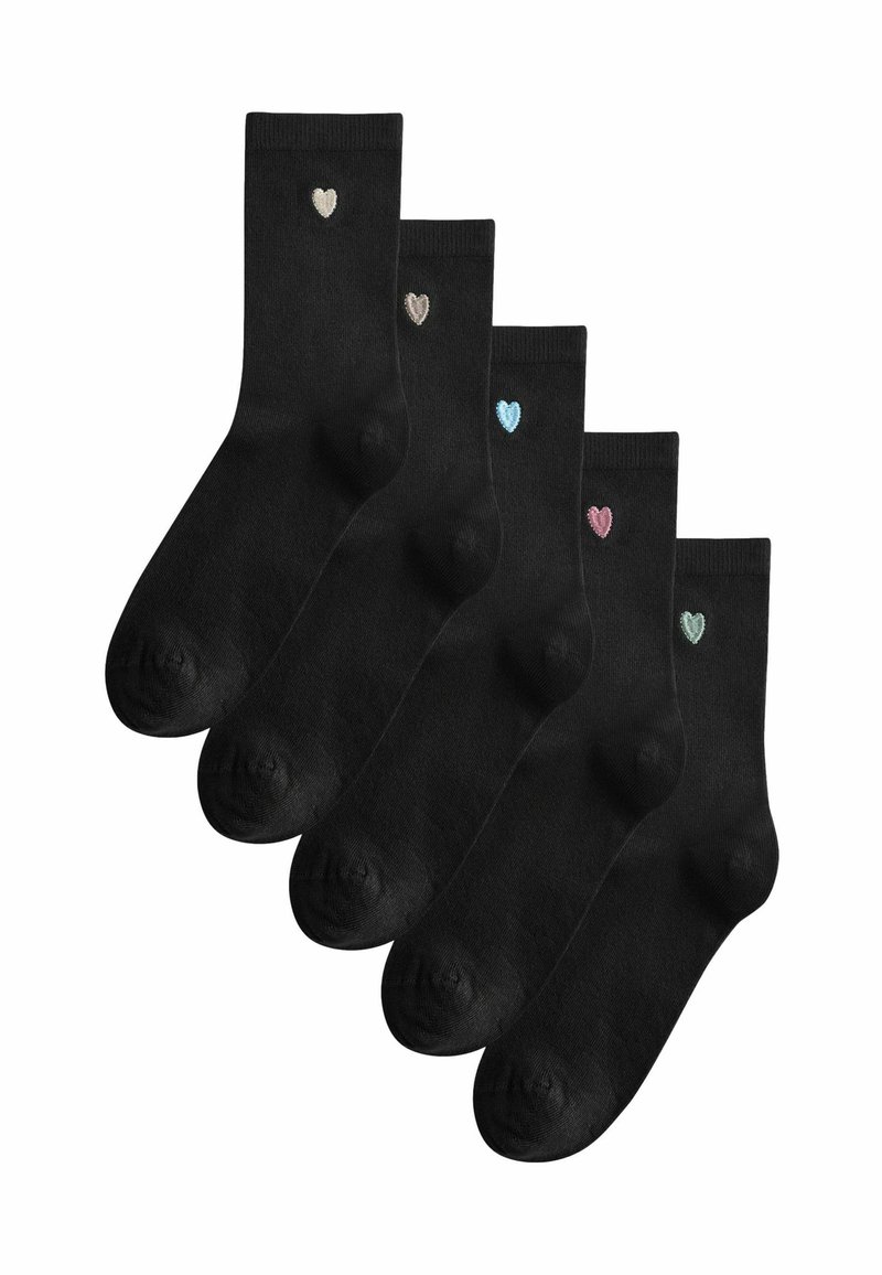 Conjunto de calcetines negros que incluye cinco pares, cada uno con un pequeño corazón bordado en varios colores pastel: beige, azul claro, rosa y verde.