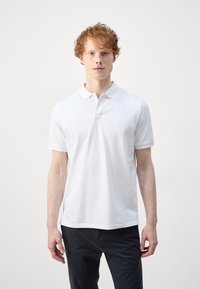 Witte polo shirt met korte mouwen van katoen, voorzien van een klassieke kraag en een drieknops sluiting, met een subtiele logo op de borst.