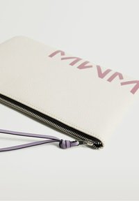 Clutch de cuero texturizado blanco con cierre de cremallera, que presenta un gran logotipo en color malva y una correa de muñeca morada.