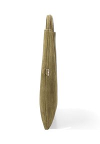 Borsa a mano in suede verde oliva con un profilo snodato, caratterizzata da un design semplice e una piccola accentuazione in metallo silver vicino al manico.