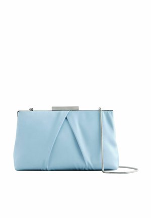 Clutch azzurro chiaro realizzato in morbido tessuto, con un design attorcigliato, hardware in argento e una tracolla a catena removibile per opzioni di trasporto versatili.