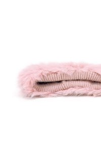 Fascia in pelliccia sintetica rosa con interno in maglia beige; texture morbida, esterno peloso e design piegato.