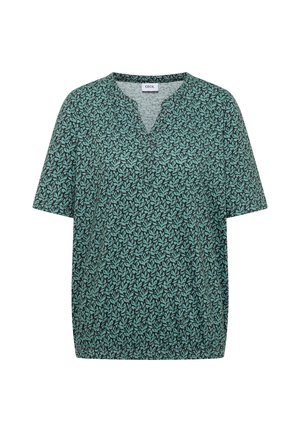 Blusa verde de manga corta con pequeño patrón de hojas oscuras, abertura en V y dobladillo elástico, con etiqueta "CECIL" en el interior del cuello.