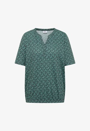 Blusa verde de manga corta con pequeño patrón de hojas oscuras, abertura en V y dobladillo elástico, con etiqueta "CECIL" en el interior del cuello.