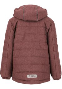 Polstret bordeauxjakke med hætte, med en struktureret overflade, elastiske manchetter og et logo patch nær kanten. Bagfra viser den syninger.