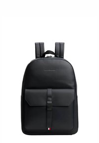 Zaino in pelle nera con spallacci imbottiti, tasca frontale a patta chiusa da una fascetta e piccolo logo tricolore come dettaglio nella parte inferiore.