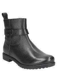Botín de cuero negro hasta el tobillo con punta redonda, detalle de hebilla lateral y suela de goma texturizada. Cuenta con una lengüeta para facilitar su puesta.