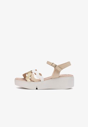 Sandalias de plataforma beige con tiras onduladas blancas y doradas, material texturizado, correa ajustable en el tobillo y plantilla acolchada.