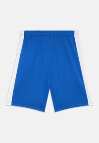 Kék sportnadrág fehér oldalsó panelekével és elasztikus derékkal, síkban elhelyezve egy fehér háttér előtt.