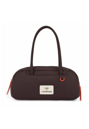Borsa a tracolla marrone scuro con due manici, piastra metallica rettangolare con logo e tiretti arancioni su ogni lato.