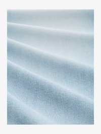 Pasirinkta, clean bleached blue denim