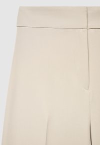 Beige, hoch taillierte Hose aus glattem Stoff. Verfügt über einen breiten Bund und dezente Nähte an der Vorderseite für einen maßgeschneiderten Look.