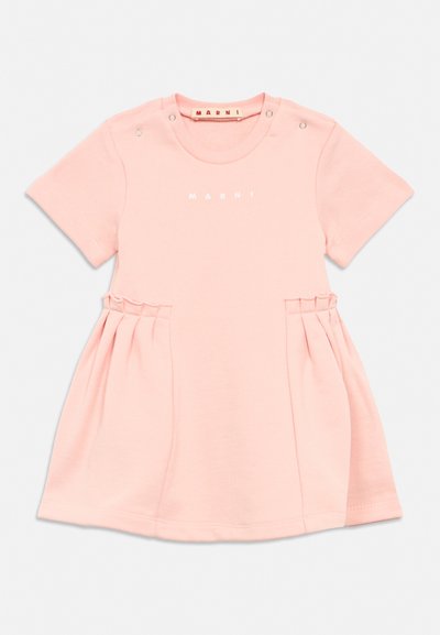 Roosa lühikeste varrukatega väikelapse kleit volditud seelikuosadega, ümmarguse kaelusega, mis kinnitub läbilööginappidega, ja valge Marni logo rinnal.